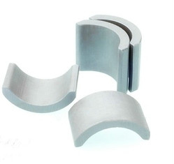 品質  SrO 6Fe2O3 Ferrite Arc Magnet Electric For 750 550 Electric Tool 工場